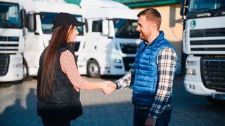 Um Kosten zu senken und operative Stabilität zu erhöhen, ist partnerschaftliche Zusammenarbeit oftmals lohnenswert. (Bild: © Serhii - stock.adobe.com)