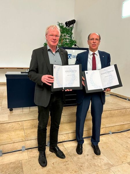 Die Dechema Gesellschaft für Chemische Technik und Biotechnologie e.V. hat Prof. Dr. Rainer Diercks (rechts) und Prof. Dr. Ferdi Schüth (links) zu Ehrenmitgliedern ernannt.  (Bild: Dechema e.V.)