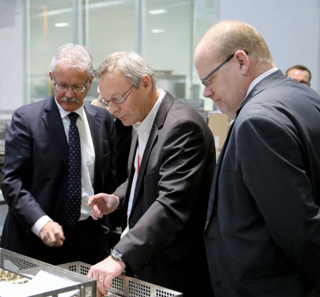 Beat Vonlanthen, Conseiller d'Etat et directeur de l'économie et de l'emploi et Jean-Luc Mossier, directeur de la Promotion économique fribourgeoise entourent Patrick Boschung directeur de Bultech Précision SA. (Image: JR Gonthier)