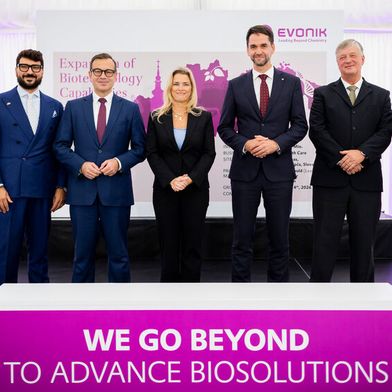 Von links nach rechts: Heiko Mennerich (Head of Next Generation Technologies at Evonik); Marco Trisciuzzi (Managing Director of the German-Slovak Chamber of Commerce); Guido Skudlarek (Head of Evonik Health Care Business Line); Lauren Kjeldsen (Member of the Executive Board of Evonik and Chief Operating Officer Custom Solutions); Ondrej Lunter (Regional President of the Banská Bystrica Self-Governing Region); Miroslav Havlik (General Manager of Evonik Fermas s.r.o.); Roland Lamper (Mayor of Slovenská Ľupča) (Bild: Samuel Galici)