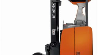 Macht außen wie innen eine gute Figur: der neue Schubmaststapler BT Reflex RRE160R. (Bild: TMHD)