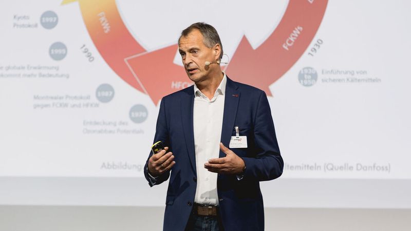 Trainer Andreas Lamm erklärte im Anschluss, was bei Kältemitteln und Sachkunde auf die Werkstätten zukommt. (Bild: Stefan Bausewein)