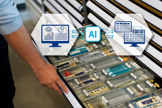 Ein neuer Auftrag für die Zerspanung soll bearbeitet werden! Schublade auf – doch das passende Werkzeug fehlt! Das passiert, wenn mit alten Daten gearbeitet wird. Doch EVO Informationssysteme hat ein KI-Tool, mit dem das Problem nie wieder die Fertigung ausbremst.(Bild:  EVO Informationssysteme)