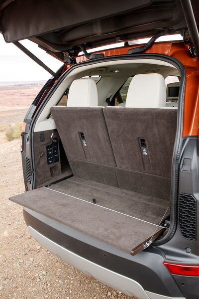 Die innere Laderaumklappe lässt sich ausgeklappt als Sitzgelegenheit nutzen. (Land Rover)