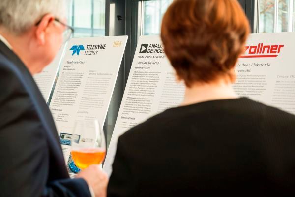 Im Foyer konnten sich die Besucher vorab an Infotafeln über die Historie und technischen Meilensteine der Awardträger informieren. (Fotograf/Copyright: Stefan Bausewein/Vogel Business Media)