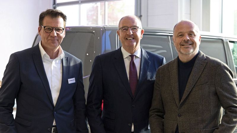 Gute Stimmung angesichts guter Verkaufszahlen für Cupra: (v.l.) Centerleiter Rolf Hesemann, Nicholas J. Dunning, Vorstandsvorsitzender der Gottfried Schultz Gruppe, und Seat-Chef Bernhard Bauer. (Bild: Seat Deutschland)