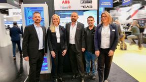 Der KI-generierte Demonstrationsschrank, der auf der SPS 2025 erstmals gezeigt wurde, entstand als Gemeinschaftsprojekt von WSCAD, ABB, Phoenix Contact und häwa. (Bild: Phoenix Contact)