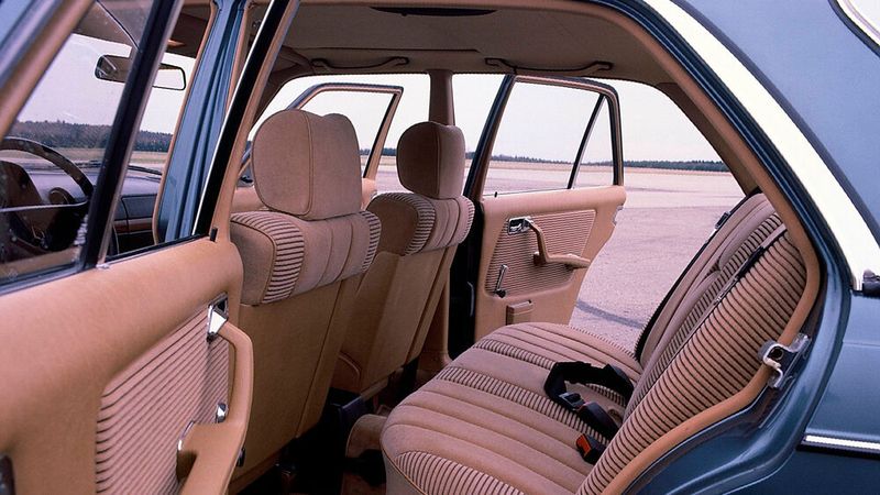 Der 123 erfuhr während ihrer Produktionszeit viele Veränderungen. So lässt sich die Baureihe im Wesentlichen in die erste Serie bis zur Modellpflege im August 1979, die wweite Serie bis August 1982 und die dritte Serie unterteilen. Die Erste Serie wiederum wird noch einmal in Serie 0,5 und Erste Serie untergliedert. Ein Detail der dritten Serie: Es kamen neue Stoffmuster und die Sitze waren komplett mit Stoff bezogen (keine Kunstlederwangen mehr). (Bild: Mercedes-Benz Classic Archive)