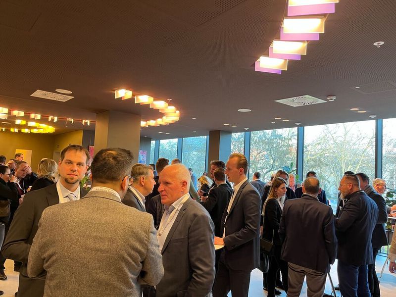 In den Pausen gibt es Kaffee und Kuchen und Möglichkeiten zum Austausch. (Bild: Vogel IT-Medien)