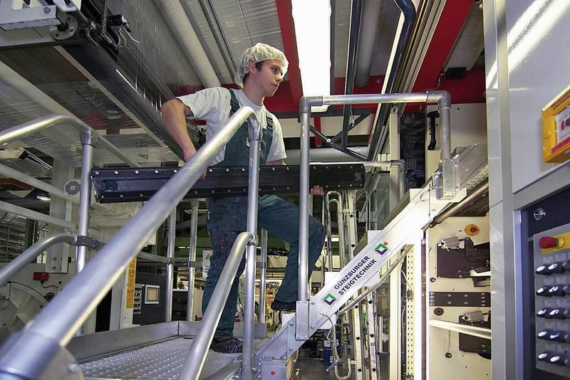 Bild 3: Aufgrund der integrierten schwenkbaren Treppe können Mitarbeiter sicher zu den Druckmaschinen hochsteigen. (Archiv: Vogel Business Media)