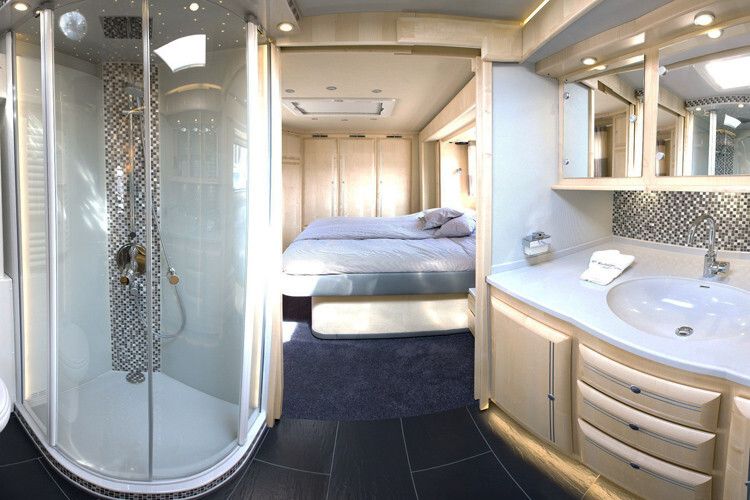 Eine große Regen-Dusche mit Sternenhimmel – eingefasst in Mosaikfliesen – sorgt für Luxus, der einem exklusiven Hotelzimmer gleichkommt. (Foto: Volkner)
