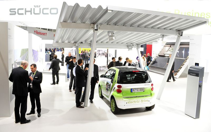 Bei Fahrzeugflotten von Unternehmen kann selbst produzierter Solarstrom günstiger sein als Diesel. (Bild: Intersolar Europe)