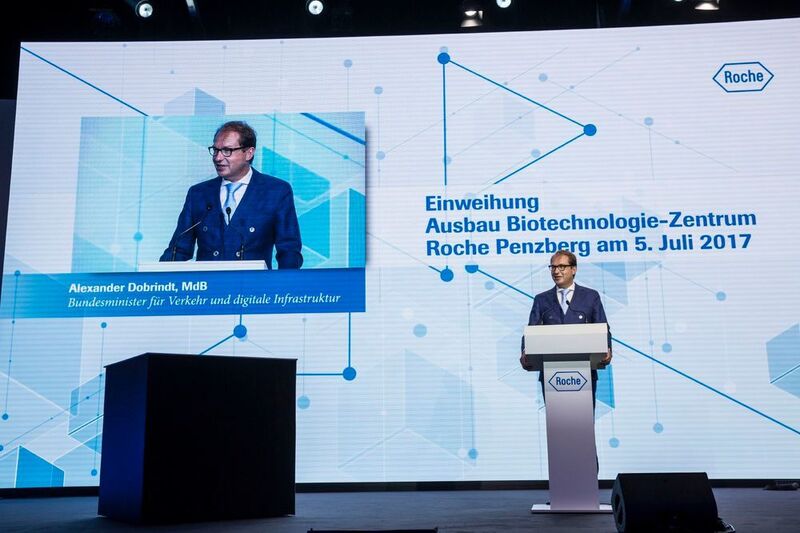 Alexander Dobrindt, Bundesminister für Verkehr und digitale Infrastruktur, ist stolz auf den gelungenen Strukturwandel der Region. (Roche Diagnostics)