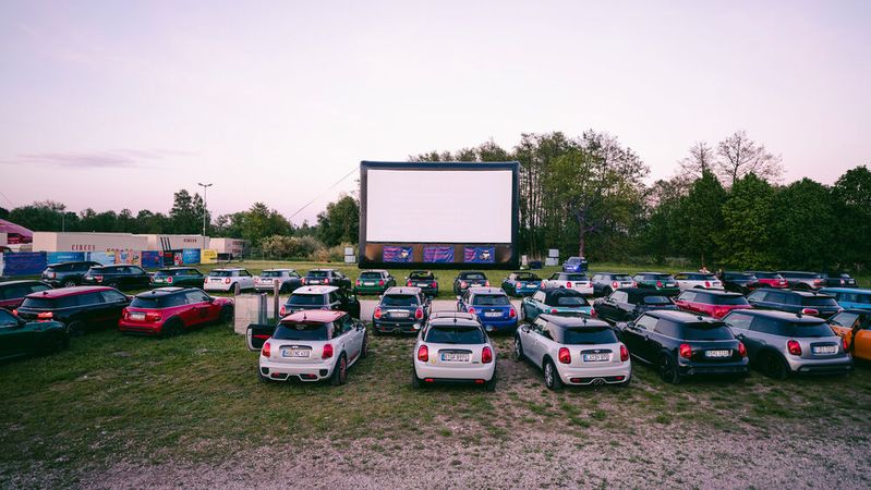 Am ersten Mai-Wochenende lud das Autohaus Hofmann in Abensberg zur Mini Movie Night ein. Die Stadt Abensberg stellte dafür die Gillamoosweise zur Verfügung. (Bild:  Autohaus Hofmann)