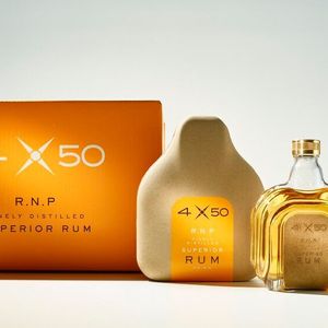 Kategorie Gestaltung: Die Rumflasche der Stoelzle Glasgruppe besteht aus massivem Weißglas und besitzt ein aus Leder gestaltetes Etikett, das in der dafür vorgesehenen Vertiefung vom vorderen Etikettenfeld über den Boden bis auf die Rückseite der Flasche verläuft. Ein Messingverschluss rundet das Erscheinungsbild ab.