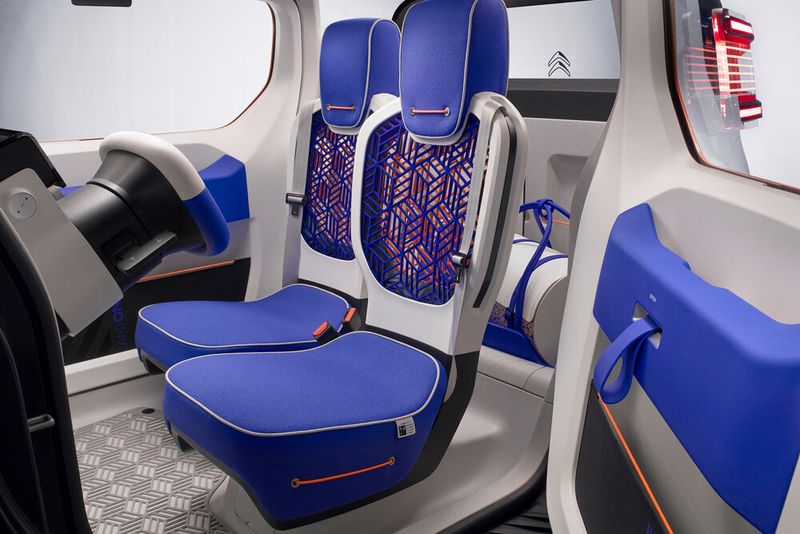 Der Innenraum der Studie ist zunächst spartanisch eingerichtet. (Bild: Citroën)