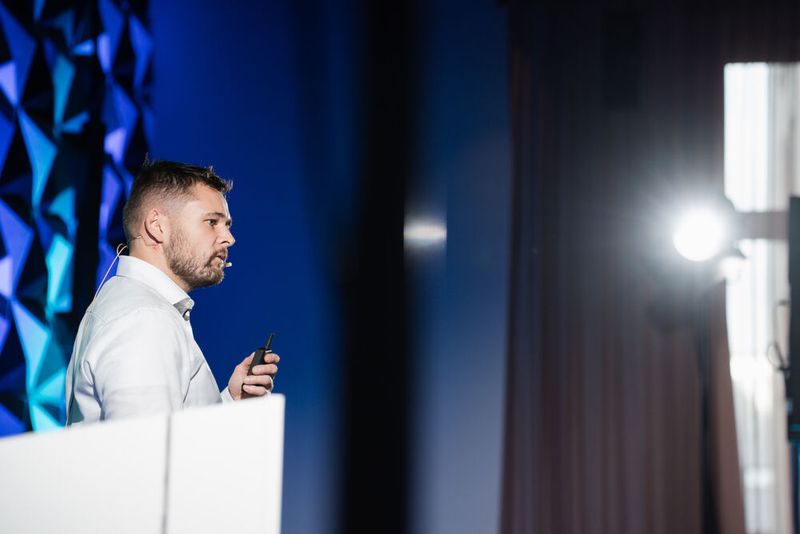 Maximilian Hille sprach in seiner Keynote über aktuelle Cloud-Trends und neue Herausforderungen. (Bild: Manuel Emme Fotografie)