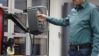 Im neuen Schulungsraum finden nicht nur Reifenmontageschulungen statt, Kaufinteressenten können dort auch ihre Wunschmaschine ausprobieren. (Bild: Holz)