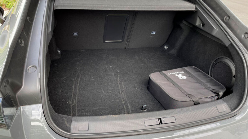 Auch mit Ladekabel-Tasche bietet der Kofferraum reisetaugliches Volumen. (Seyerlein/VCG)