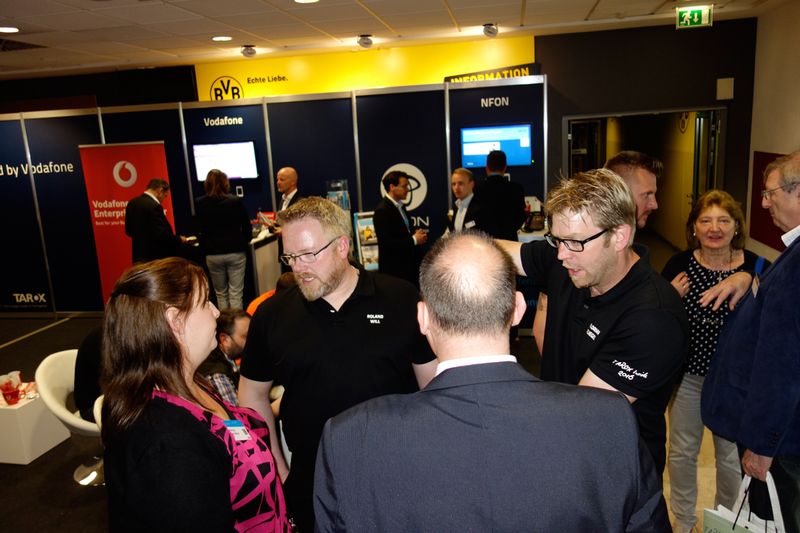 (l.) Roland Will und Florian Fliegel, TAROX, im Erklär-Modus (Bild: IT-BUSINESS)