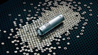 Prinzipiell stehen fünf Eigenschaften im Mittelpunkt der Weiterentwicklung von Lithium-Ionen-Zellen: Sicherheit, Lebensdauer, Leistung, Kosten und Energie. (Porsche)