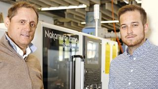 M. Zavratnik und Matthias Bähler vor der Nakamura-Tome SC-100X², mit Werkstückkomponenten, die zukünftig auf ihr gefertigt werden können. (Bild: Matthias Böhm)