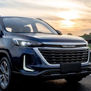 Eine Nummer kleiner ist der Baic Beijing X35 mit 85 kW/116 PS.(Bild:  Indimo)