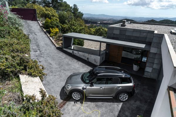 Der Modus SAVE BATTERY schont die Kapazität der Hochvoltbatterie beziehungsweise erhöht ihren Ladezustand auf mindestens 90% der Gesamtkapazität, damit genügend elektrische Energie für ein späteres lokal emissionsfreies Fahren zur Verfügung steht.  (Mini)