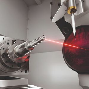 Hier der Blick auf eine Vollmer-Maschine, die die Werkzeuge per Laser bearbeiten kann, der in der C-Achse integriert ist, welche im Zentrum des Laserfokus liegt.(Bild:  Vollmer)