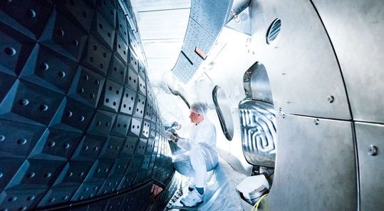 Das Max-Planck-Institut für Plasmaphysik (IPP) in Garching und Greifswald untersucht die Grundlagen für ein Fusionskraftwerk, das – ähnlich wie die Sonne – Energie aus der Verschmelzung leichter Atomkerne zu schwereren Kernen gewinnen soll.(Bild:  Max-Planck Institut,)