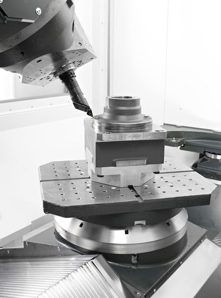Der Rundtisch mit direktem Torque-Antrieb bringt die entsprechende Leistung, wenn das Werkstück gegen das Werkzeug rotiert. (Bild: Heller)
