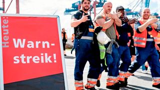 Die Verhandlungen um eine 8-Prozent-Lohnerhöhung für Mitarbeiter in der Metall- und Elektroindustrie sind festgefahren. Hunderttausende haben bereits kurzfristig gestreikt. Morgen werden die Tarifverhandlungen wieder aufgenommen. Es drohen aber weitere Warnstreiks. (Bild: dpa)