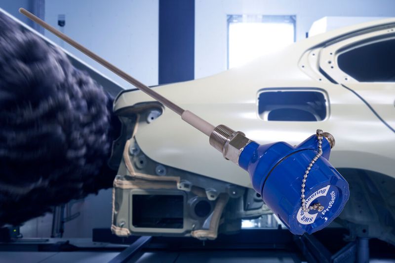 Auch zu Beginn des Lackierprozesses vor und nach den so genannten Emufeder-Walzen, die den letzten feinsten Staub von der Karosserie wedeln, misst seit einigen Monaten ein im Werk München entwickelter Sensor, wie viel Staub noch auf der Karosse haftet.  (Bild: BMW)