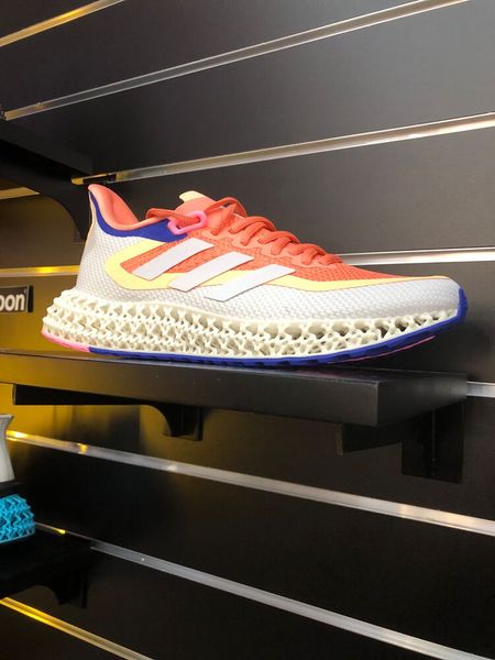 Zusammen mit Adidas hat Carbon ein neues Produkt und eine neue Plattform ins Leben gerufen: Futurecraft 4D. Gemeinsam entwickeln sie das erste Massenproduktionsverfahren, das bisher unmögliche Zwischensohlengeometrien mit 3D-druckbaren Materialien herstellt: ein maßgeschneiderter Hochleistungsschuh. (Bild: VCG/Juliana Pfeiffer)