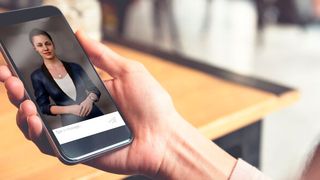 Virtuell, aber lebensecht: Mittels 3D-Technologie wird Kia Mia visuell „zum Leben erweckt“. Dank integrierter Kameras und Mikrofone erkennt die digitale Verkaufsberaterin, wenn mit ihr gesprochen wird und kann darauf reagieren.  Aktuell kann Kia Mia u.a. mit einer Wissensdatenbank über Kia-Fahrzeugmodelle aufwarten. (Bild: NTT Data Business Solutions)