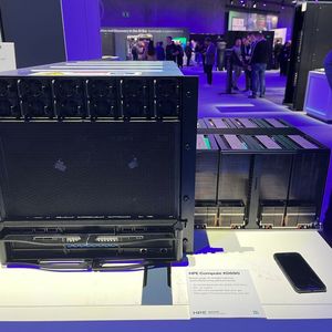 Für Rechenzentren, die nicht auf Flüssigkeitskühlung ausgelegt sind, bietet HPE den Compute XD690 mit acht Blackwell-Ultra-GPUs (B300 HGX) und zwei Intel-Xeon-6-Prozessoren an. Er belegt 10 Höheneinheiten im Rack.(Bild:  Vogel IT-Medien)