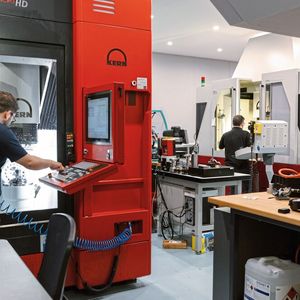 Das australische Fertigungsunternehmen NH Micro stellt höchstpräzise Einzelteile für die Uhrenindustrie sowie für viele weitere Branchen her. Die Basis für den Erfolg liegt in den Fünfachszentren Kern Micro HD und Kern Pyramid Nano.(Bild:  NH Micro / Kern Microtechnik GmbH)