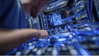 Ein passiver Luftkanal führt Kaltluft gezielt zu Top-of-Rack-Switches und reduziert deren thermische Belastung auch in hochverdichteten Rechenzentrumsschränken. (Bild: Midjourney / Paula Breukel / KI-generiert)