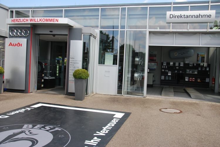 Schon der Empfang ist anders: der Kunde läuft über eine eigens für ihn angelegte Fläche. Hier werden auch fertiggestellte Fahrzeuge übergeben. (Foto: Wenz)