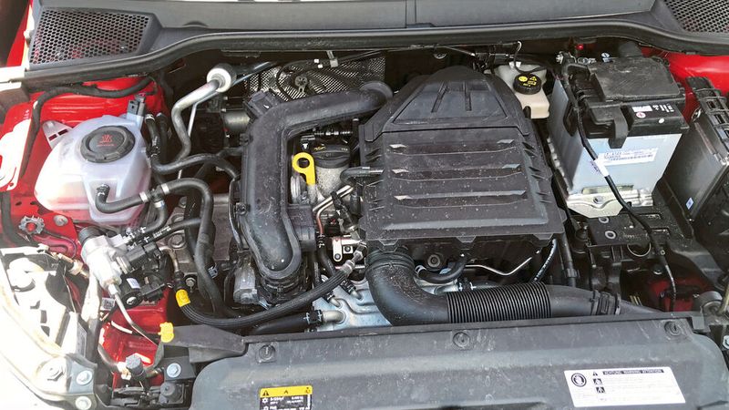 Im Motorraum ist zunächst nicht viel vom Gasantrieb zu sehen – der Motor ist dabei bivalent ausgelegt. Er kann auch Benzin. (Bild: Grimm/»kfz-betrieb«)