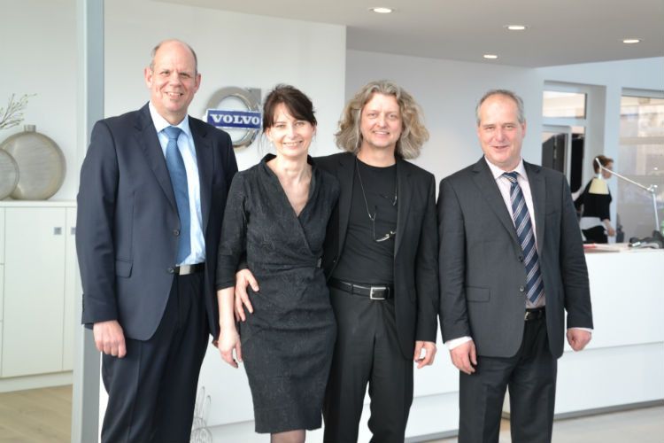 Uwe Janßen, Leiter Network und Performance bei Volvo Deutschland, Claudia Sachs, Volvo-Markenverantwortliche im Autohaus Sachs, Torsten Sachs, Geschäftsführer Autohaus Sachs und Thomas Weber, Geschäftsleiter Bereich Network Development bei Volvo Deutschland (v. li.), freuen sich über die erfolgreiche Umsetzung der neuen CI im Rostocker Betrieb. (Foto: Mauritz)