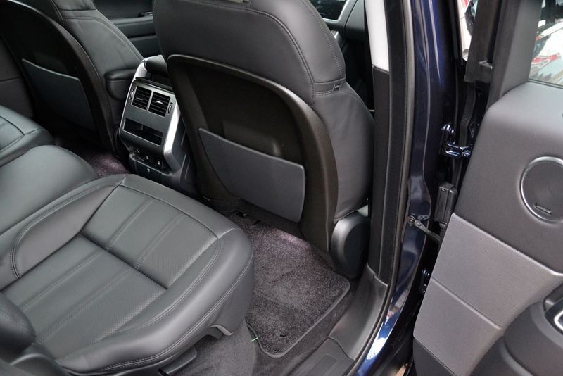 … die Passagiere im Fond ausreichend Platz. (Michel / »kfz-betrieb«)