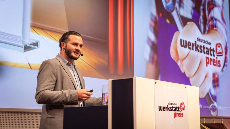 ... Jakob Schreiner (Fachredakteur Ressort Service & Technik) durch die Abendveranstaltung. (Stefan Bausewein)