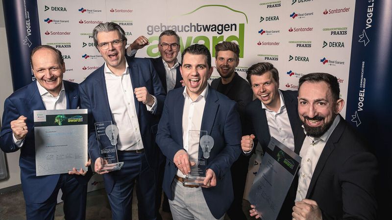 Die Gewinnerteams beim Gebrauchtwagen Award 2023: (v. l.) Hendric Müller, Tim Roderwieser und Benjamin Kaiser von Fahrzeug-Werke Lueg sowie Mustafa Basar, Axel und Florian Tabor und Andronik Adamian vom Autohaus Tabor. Die Gewinnerteams beim Gebrauchtwagen Award 2023: (v. l.) Hendric Müller, Tim Roderwieser und Benjamin Kaiser von Fahrzeug-Werke Lueg sowie Mustafa Basar, Axel und Florian Tabor und Andronik Adamian vom Autohaus Tabor.