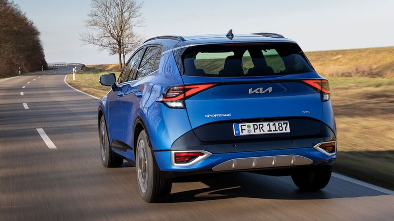 Der Kia Sportage startet inzwischen in der fünften Generation. Das neu entwickelte Modell ist optisch näher am Geländewagen als sein Vorgänger. (Kia)