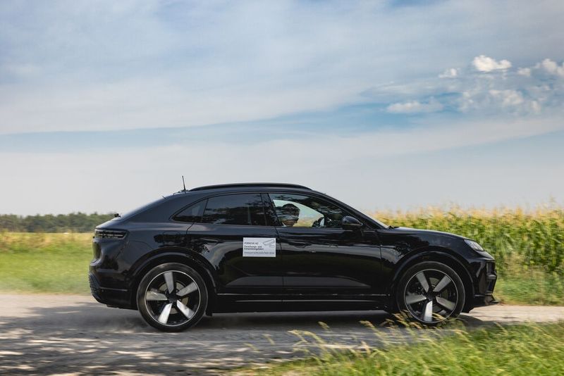 Im Vergleich zum Schwestermodell Audi Q6 e-tron wird beim Macan electric die E-Maschine weiter hinten sitzen. (Bild: Porsche)