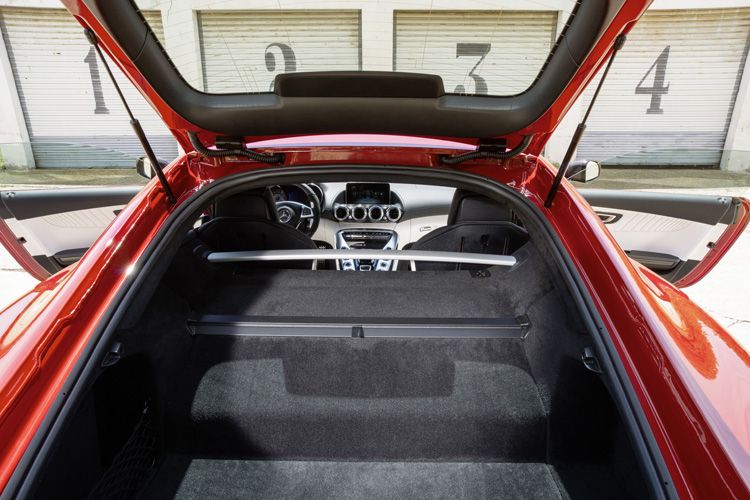 Die Größe des Gepäckabteils ist beim neuen Mercedes-AMG GT weniger entscheidend.  (Foto: Daimler)