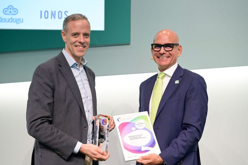 Jurymitglied Holger Pfister, VP SUSE DACH (r.), überreicht den Sonderpreis „Strategie & Leadership“ an Dr. Markus Richter, Staatssekretär im Bundesministerium für Digitales und Staatsmodernisierung (l.). (Bild: Simon Salzig)