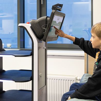 Der Assistenzroboter „Helga“ basiert auf einem handelsüblichen Servierroboter; neu entwickelt wurde nur der Sensorkopf.  (Bild: Fraunhofer IPA/Rainer Bez)