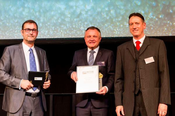 Gustav Erl, General Manager TDK-Lambda Germany, nahm für sein Unternehmen den Award in der Kategorie Stromversorgungen entgegen. (Fotograf/Copyright: Stefan Bausewein/Vogel Business Media)